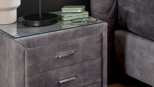 Nachtkommode Interliving aus Stoff in Grau Interliving Boxspringbett Serie 1420 - Nachtkonsole 42 silberfarbener Strickvelours Auri - drei Schubladen, Breite ca. 48 cm