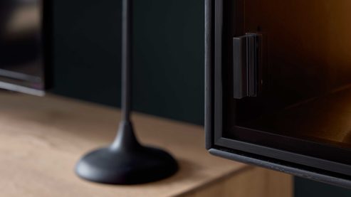 Vitrine Interliving aus Holz in Schwarz Interliving Wohnzimmer Serie 2033 - Hängevitrine 126813 dunkelgraues Glas & schwarze Asteiche - eine Tür, Breite ca. 42 cm