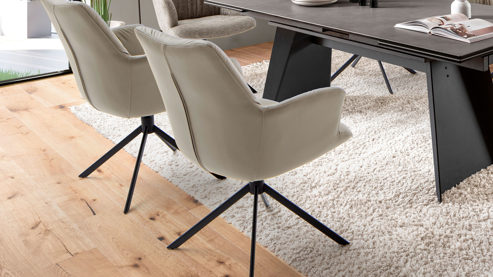 Vierfußstuhl PARTNERRING COLLECTION aus Leder in Creme PARTNERRING COLLECTION Armlehnstuhl Arona mit Drehfunktion cremefarbener Lederbezug & schwarzes Metall