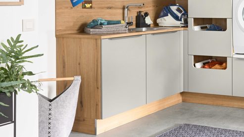 Einbauküche Interliving aus Holz in Grau Interliving Küche Serie 3087 - Hauswirtschaftsraumlösung Platingrau & Eiche Ventura – Stellfläche ca. 190 x 275 cm