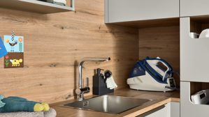 Einbauküche Interliving aus Holz in Grau Interliving Küche Serie 3087 - Hauswirtschaftsraumlösung Platingrau & Eiche Ventura – Stellfläche ca. 190 x 275 cm