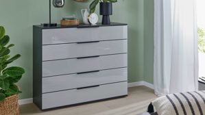 Schubladenkommode Interliving aus Holz in Hellgrau Interliving Schlafzimmer Serie 1210 – Schubladenkommode Seidengrau & Basalt - fünf Schubladen, Breite ca. 120 cm
