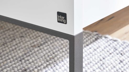 Möbelbeleuchtung Interliving aus Holz in Weiß Interliving Schlafzimmer Serie 1033 – Komplettzimmer mit Beleuchtung weißes Glas & Holz