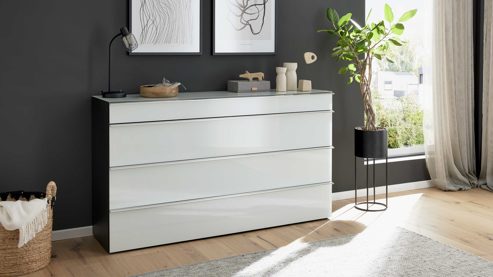 Möbelbeleuchtung Interliving aus Holz in Weiß Interliving Schlafzimmer Serie 1033 – Komplettzimmer mit Beleuchtung weißes Glas & Holz