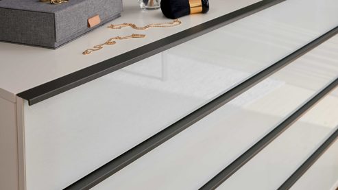 Möbelbeleuchtung Interliving aus Holz in Weiß Interliving Schlafzimmer Serie 1033 – Komplettzimmer mit Beleuchtung weißes Glas & Holz