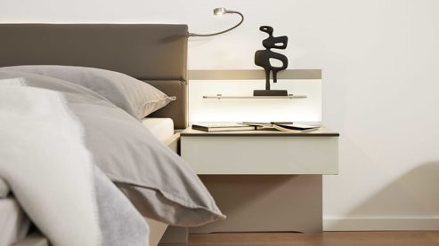 Möbelbeleuchtung Interliving aus Holz in Weiß Interliving Schlafzimmer Serie 1032 – Komplettzimmer mit Beleuchtung Weiß & Kieselgrau - Liegefläche ca. 180 x 200 cm