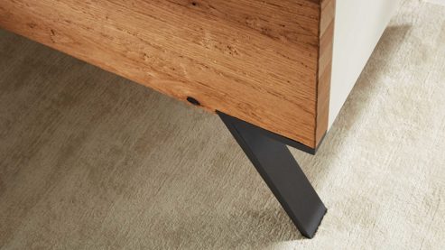 Komplettzimmer Interliving aus Holz in Weiß Interliving Schlafzimmer Serie 1025 – Komplettzimmer Weiß & Balkeneiche gehackt - vierteilig, fünf Türen