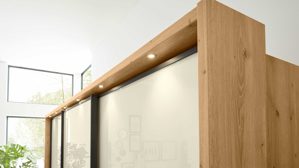 Möbelbeleuchtung Interliving aus Holz in Hellgrau Interliving Schlafzimmer Serie 1027 – Komplettzimmer 001 mit Paneelen und Licht Eiche bianco & Champagner - Liegefläche ca. 180 x 200 cm