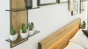 Wandregal Interliving aus Holz in Hellgrau Interliving Schlafzimmer Serie 1027 – Komplettzimmer mit Paneelen & Passepartout Eiche bianco & Champagner - Liegefläche ca. 180 x 200 cm