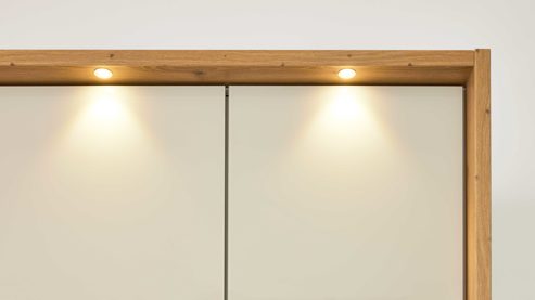 Möbelbeleuchtung Interliving aus Holz in Hellgrau Interliving Schlafzimmer Serie 1026 – Komplettzimmer mit Beleuchtung Champagner & Eiche bianco - Liegefläche ca. 180 x 200 cm