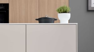 Einbauküche Interliving aus Holz in Beige Interliving Küche Serie 3085 mit SIEMENS Einbaugeräten Sahara & Natureiche – zweizeilig