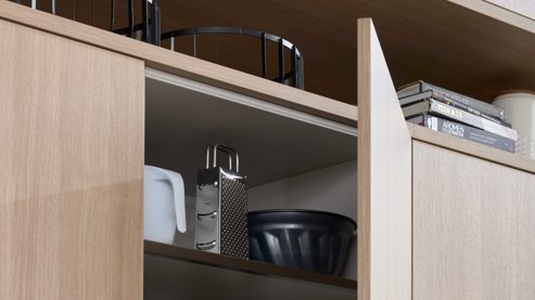 Einbauküche Interliving aus Holz in Beige Interliving Küche Serie 3085 mit SIEMENS Einbaugeräten Sahara & Natureiche – zweizeilig