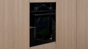 Einbauküche Interliving aus Holz in Beige Interliving Küche Serie 3085 mit SIEMENS Einbaugeräten Sahara & Natureiche – zweizeilig