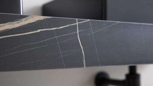 Badmöbel-Set Interliving aus Holz in Schwarz Interliving Bad Serie 7198 – Badmöbel-Set mit Extras Eiche Sierra & Marmor Venato Nero