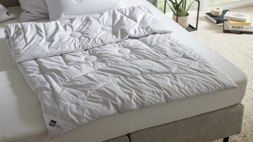 Bettdecke Interliving aus Naturfaser in Weiß Interliving Bettdecke Serie 9206 - Naturhaardecke normal - ca. 1.100 g Kamelhaarflaum, ca. 135 x 200 cm