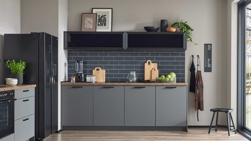 Einbauküche culineo® aus Holz in Dunkelgrau Culineo® Einbauküche C357 mit gorenje Einbaugeräten Schiefergrau & Schwarzglas - zweizeilig