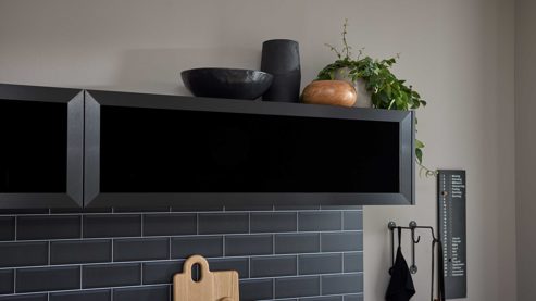 Einbauküche culineo® aus Holz in Dunkelgrau Culineo® Einbauküche C357 mit gorenje Einbaugeräten Schiefergrau & Schwarzglas - zweizeilig