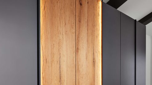 Komplettzimmer Interliving aus Holz in Dunkelgrau Interliving Schlafzimmer Serie 1025 – Komplettzimmer 530001 mit Beleuchtung Graphit & Balkeneiche gehackt - Liegefläche ca. 180 x 200 cm