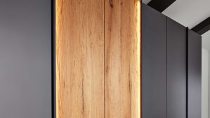 Komplettzimmer Interliving aus Holz in Dunkelgrau Interliving Schlafzimmer Serie 1025 – Komplettzimmer 530001 mit Beleuchtung Graphit & Balkeneiche gehackt - Liegefläche ca. 180 x 200 cm